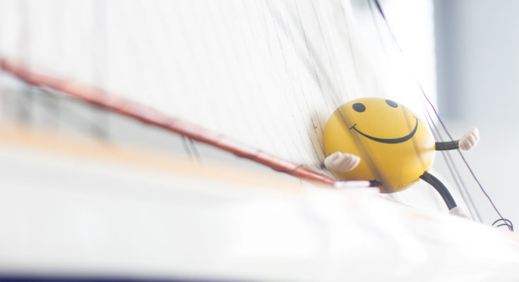gelbe Smiley-Figur von unten nach oben fotografiert