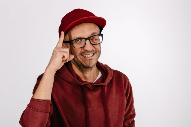 Foto von WordPress Experte Johannes Mairhofer mit rotem Hoodie und roter Kap