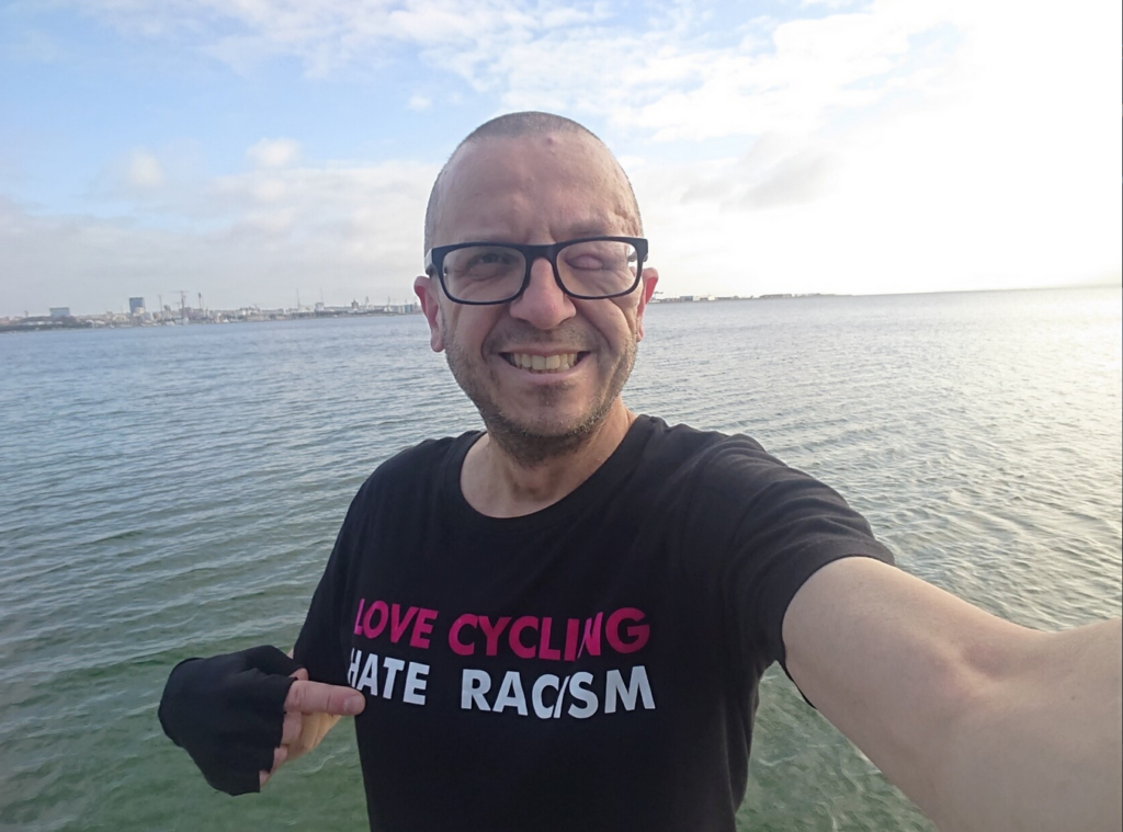 Johannes mit einem "love cycling hate racism" T-Shirt